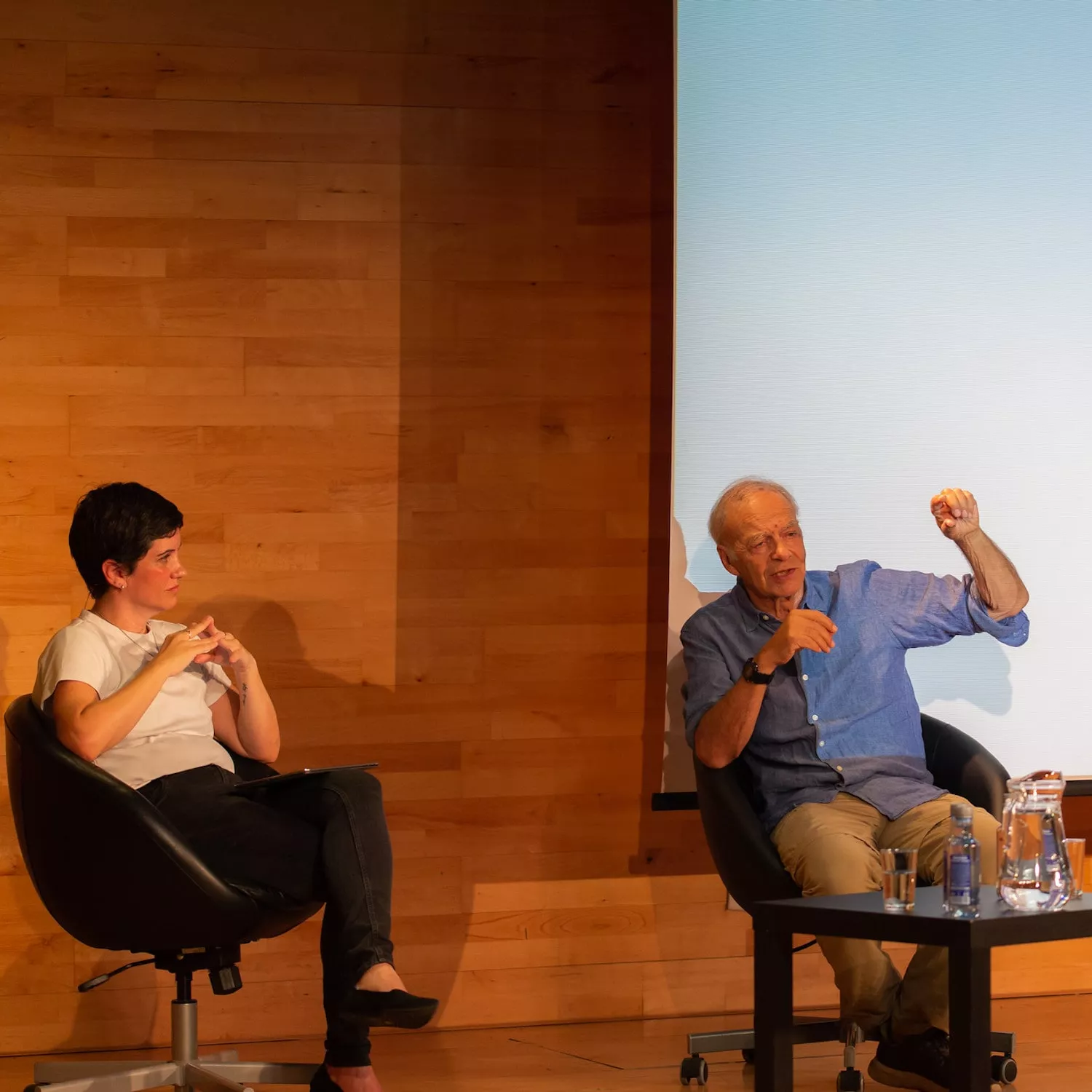 Sharon Núñez and Peter Singer.